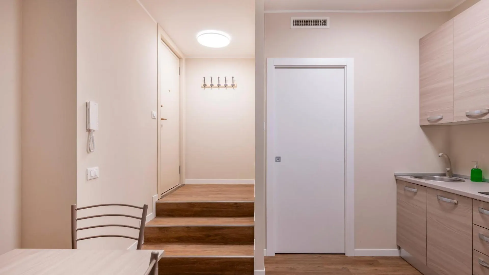 Citylife1 - Comfortable Apt With Two Bedrooms ミラノ 0*,  イタリア